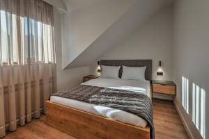 - une chambre avec un lit et 2 fenêtres dans l'établissement Apartmani Studio Proforma, à Kolašin