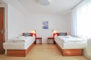 Giường trong phòng chung tại Gästehaus abz Stuttgart