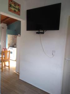 Elle comprend une télévision à écran plat suspendue sur un mur blanc. dans l'établissement Las Liebres, à Molinari