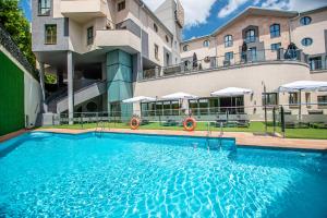 una piscina frente a un edificio en Hotel Badajoz Center en Badajoz