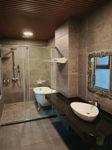 大漢村的住宿－邦迪民宿，一间带水槽、卫生间和淋浴的浴室