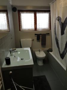 une salle de bain avec un lavabo, des toilettes et une baignoire dans l'établissement Apartment La Gleisa 3, à Sestrières