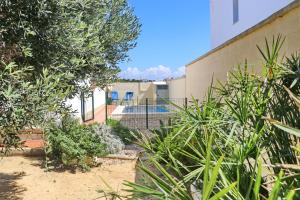 a garden with plants in front of a building at Chalet Chaparrillo Conil in Conil de la Frontera