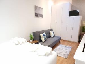 Een zitgedeelte bij F1-Basement Studio Fits 3 Near Paddington