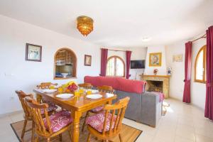 sala de estar con mesa y sofá en Villa Cactus - PlusHolidays, en Calpe