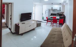 Kuchyň nebo kuchyňský kout v ubytování Apartamento reformado na melhor localização a 100 metros da praia,comodidade inclui ,garagem,internet,elevadores duas cadeiras de praia ,cooler,roupas de cama e banho