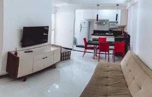 Kuchyň nebo kuchyňský kout v ubytování Apartamento reformado na melhor localização a 100 metros da praia,comodidade inclui ,garagem,internet,elevadores duas cadeiras de praia ,cooler,roupas de cama e banho