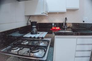 Kuchyň nebo kuchyňský kout v ubytování Apartamento reformado na melhor localização a 100 metros da praia,comodidade inclui ,garagem,internet,elevadores duas cadeiras de praia ,cooler,roupas de cama e banho