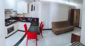 Kuchyň nebo kuchyňský kout v ubytování Apartamento reformado na melhor localização a 100 metros da praia,comodidade inclui ,garagem,internet,elevadores duas cadeiras de praia ,cooler,roupas de cama e banho