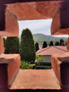 uma vista para uma casa através de uma janela de tijolo em Agriturismo Teresa delle Fragole 