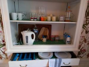 una cabaña llena de platos y tazas en 13 Bohemian Bienvenue B&B, en Pontrieux