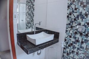 Koupelna v ubytování Apartamento reformado na melhor localização a 100 metros da praia,comodidade inclui ,garagem,internet,elevadores duas cadeiras de praia ,cooler,roupas de cama e banho