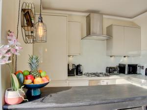 Pass the Keys Lovely 2-bedroom flat with balcony and great views