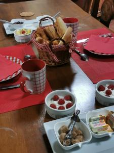 una mesa con una cesta de pan y tazones de comida en l'atelier, en Parnes