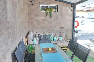 Гостиная зона в Chalet moderno con pisicina +30 фотографий