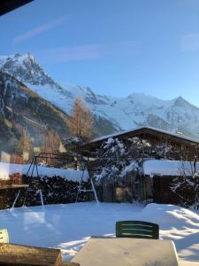 Blick auf einen schneebedeckten Berg von einem Haus in der Unterkunft Chalet LE TRIOLET in Chamonix-Mont-Blanc