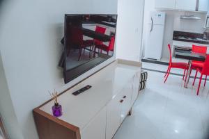 Kuchyň nebo kuchyňský kout v ubytování Apartamento reformado na melhor localização a 100 metros da praia,comodidade inclui ,garagem,internet,elevadores duas cadeiras de praia ,cooler,roupas de cama e banho