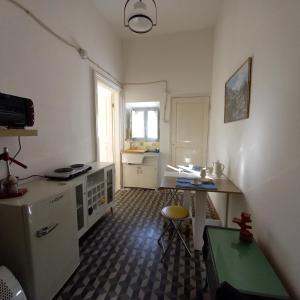 - une cuisine avec un bureau et une table dans une chambre dans l'établissement AL CONVENTO, à Scanno
