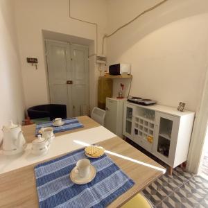 - une cuisine avec une table et de la vaisselle dans l'établissement AL CONVENTO, à Scanno