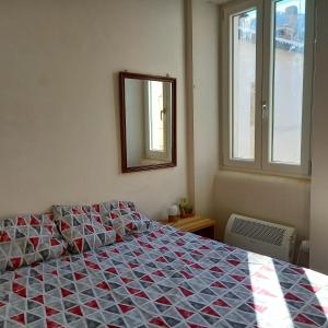 una camera da letto con un letto e uno specchio a parete di AL CONVENTO a Scanno
