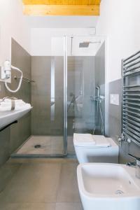 La salle de bains est pourvue d'une douche, de toilettes et d'un lavabo. dans l'établissement Boutique BnB Dolcevita, à Palerme