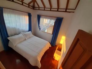 a small bedroom with a bed and a window at Caba-glamping La Fortuna de Luna in Villa de Leyva