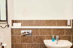 a bathroom with a sink and a mirror at Executive Apartment in Dewsbury- Sleeps 6 in Leeds