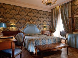 A bed or beds in a room at Bellevue Luxury Rooms - San Marco Luxury