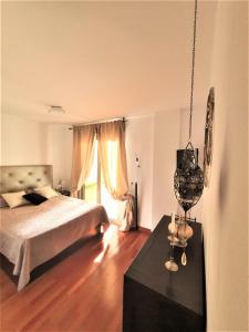 Säng eller sängar i ett rum på New Estrelitzia Luxury Apartamen