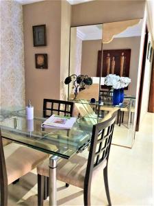 mesa de comedor de cristal con silla y mesa de cristal en New Estrelitzia Luxury Apartamen, en Santa Cruz de Tenerife