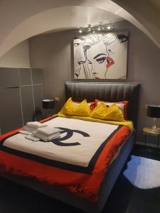 sypialnia z łóżkiem z obrazem na ścianie w obiekcie Giulia's Coliseum w Rzymie