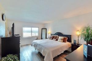 a bedroom with a large bed and a window at Atlantico 32 in Daytona Beach +28 photos