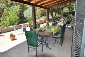 a table and chairs sitting under a pergola at VILLA CYCAS relax tra mare e natura in Sperlonga