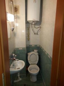 A bathroom at Studio and 1bedroom apartment Burgas - Economy Még 13 kép