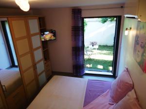 1 dormitorio con cama y ventana grande en Pied à Terre en Ville, en Marsella