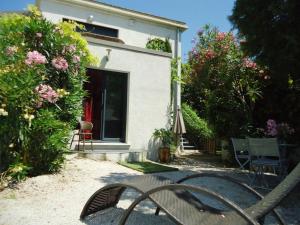 a bench sitting in front of a house with flowers at Pied à Terre en Ville in Marseille