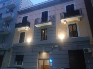 巴里InBlu的侧面有灯的建筑物