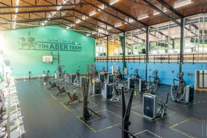 een fitnessruimte met loopbanden en crosstrainers bij Aberystwyth University Bunkhouse in Aberystwyth