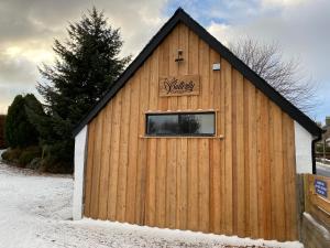 un edificio con una finestra sul lato di Butterfly Cottage a Grantown on Spey Altre 4 foto