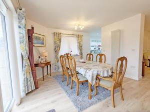 a dining room with a table and chairs at Ems Cottage - Emsworth in Emsworth