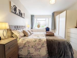 a bedroom with a bed and a window at Ems Cottage - Emsworth in Emsworth