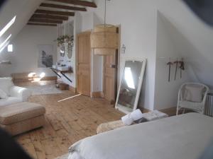 una camera con letto, sedia e specchio di Esprit Nature Rêve d'étoiles a Graissac