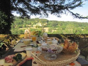 un tavolo da picnic con cibo e vista di Esprit Nature Rêve d'étoiles a Graissac