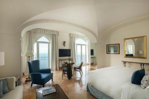 TV a/nebo společenská místnost v ubytování Caruso, A Belmond Hotel, Amalfi Coast