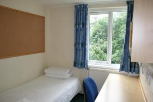 Postel nebo postele na pokoji v ubytování Aberystwyth University Bunkhouse