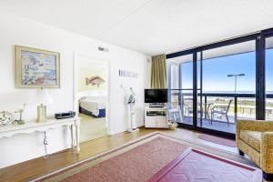 オーシャンシティにあるGolden Sandsのベッドルーム1室(ベッド1台付)、景色を望むバルコニーが備わります。 +42枚の写真