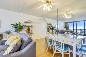 オーシャンシティにあるGolden Sandsのソファとテーブルと椅子のあるリビングルーム