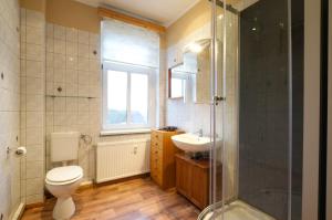 Koupelna v ubytování EF29-Zimmer am Busbahnhof + 15 fotografií