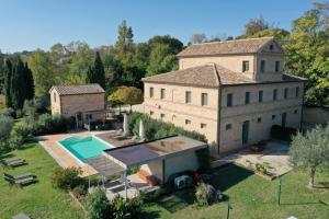 uma vista aérea de uma grande casa com piscina em La Vita Nuova Appartements - Appart B&B em Morro dʼAlba