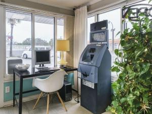 biuro z biurkiem z drukarką i komputerem w obiekcie OYO Hotel Myrtle Beach Kings Hwy w mieście Myrtle Beach